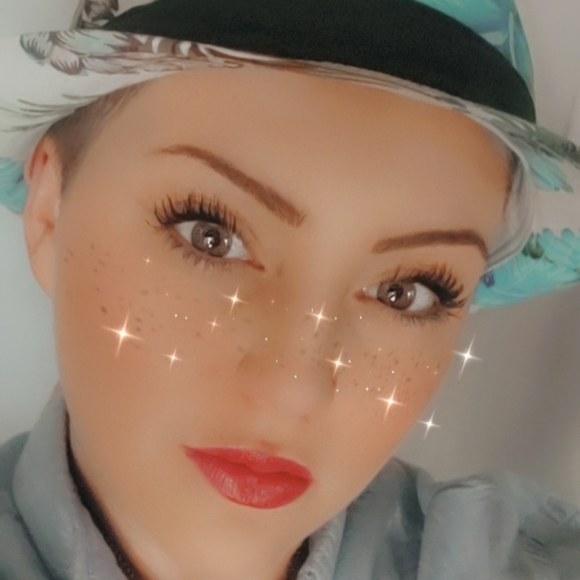 Meet your Posher, Amanda - Picture 2 of 6